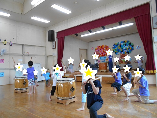 太鼓を叩いているところ2