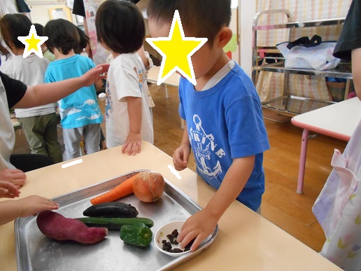 野菜を触っているところ2