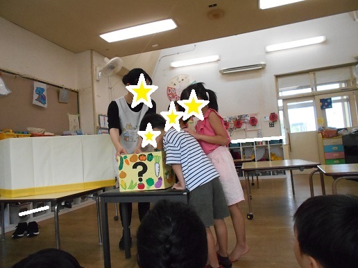 野菜を触っているところ2