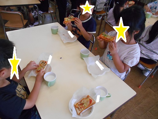 おやつを食べているところ