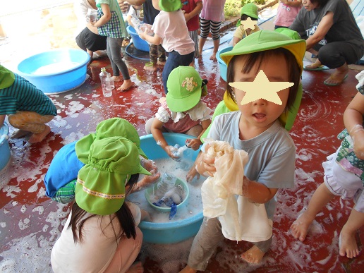 2歳児泡遊び
