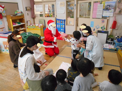 サンタからプレゼントをもらう