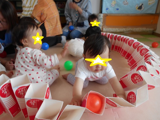 0歳児牛乳パック遊び