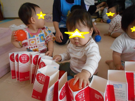 0歳児ボール遊び