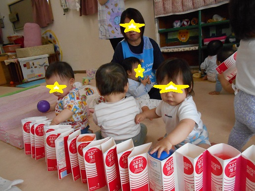 0歳児ボール遊び