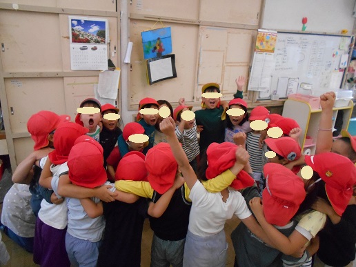 円陣を組んで気合を入れます