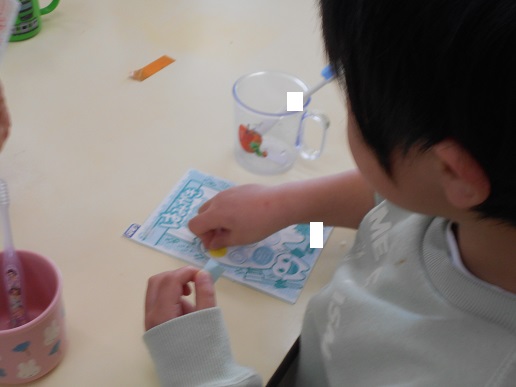 歯みがきカードにシールを貼る