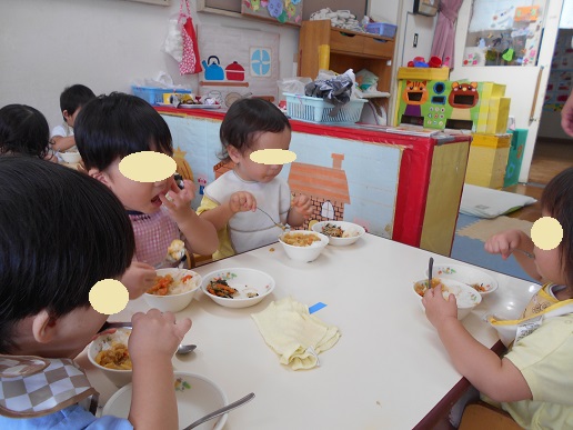 カレーライスを食べる1歳児