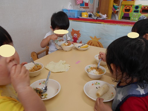 カレーライスを食べる1歳児