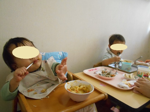 カレーライスを食べる0歳児