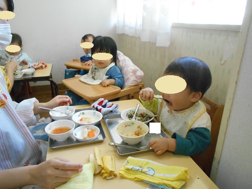 カレーライスを食べる0歳児