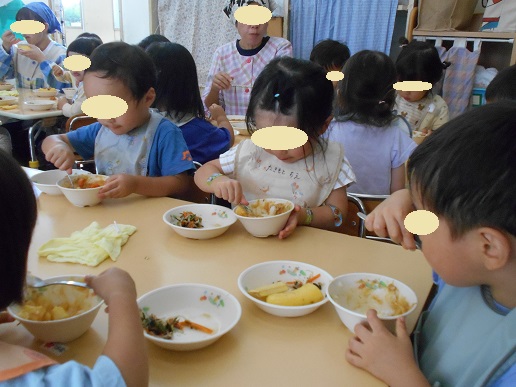 カレーライスを食べる2歳児