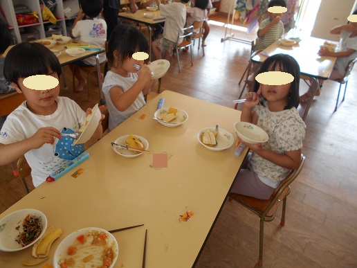 カレーライスを食べる4歳児