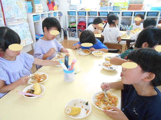 カレーライスを食べる5歳児