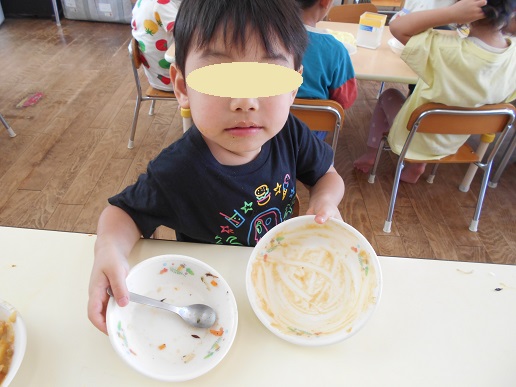 カレーライスを食べる3歳児