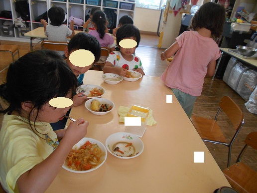 カレーライスを食べる3歳児