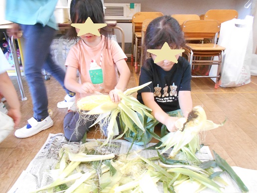 とうもろこしの皮むき