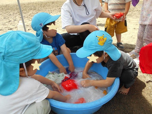 2歳児洗濯ごっこ
