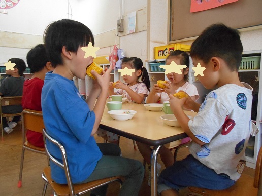 トウモロコシを食べる