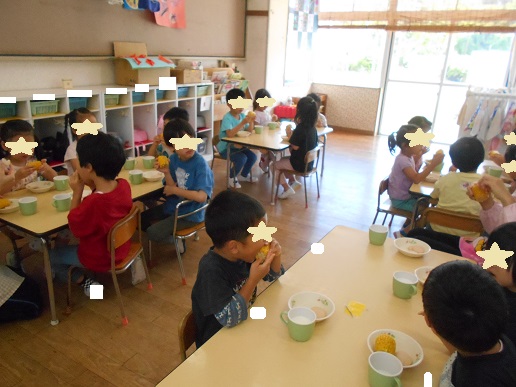 おやつでトウモロコシを食べる