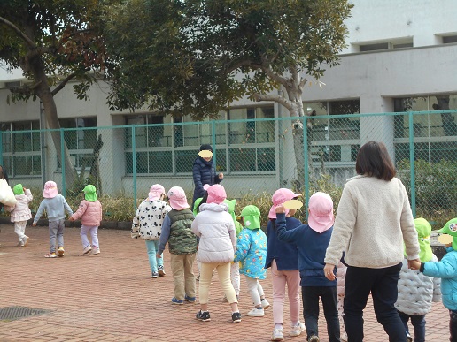 お兄さんと手をつないで散歩