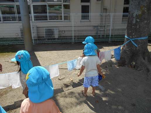 2歳児洗った物を干す
