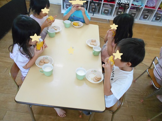 とうもろこしを食べる