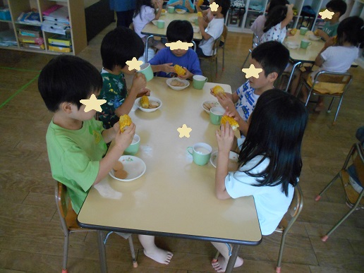 とうもろこしを食べる