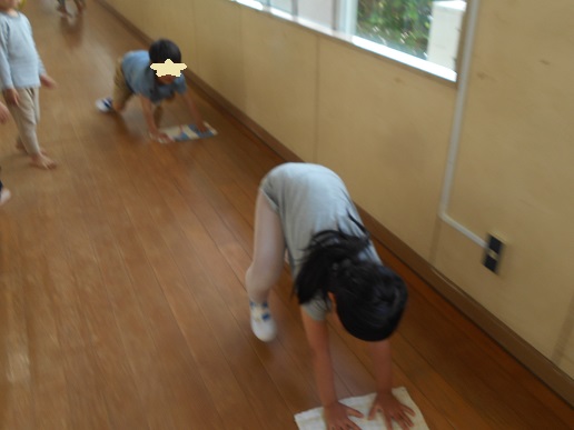 5歳児雑巾がけ