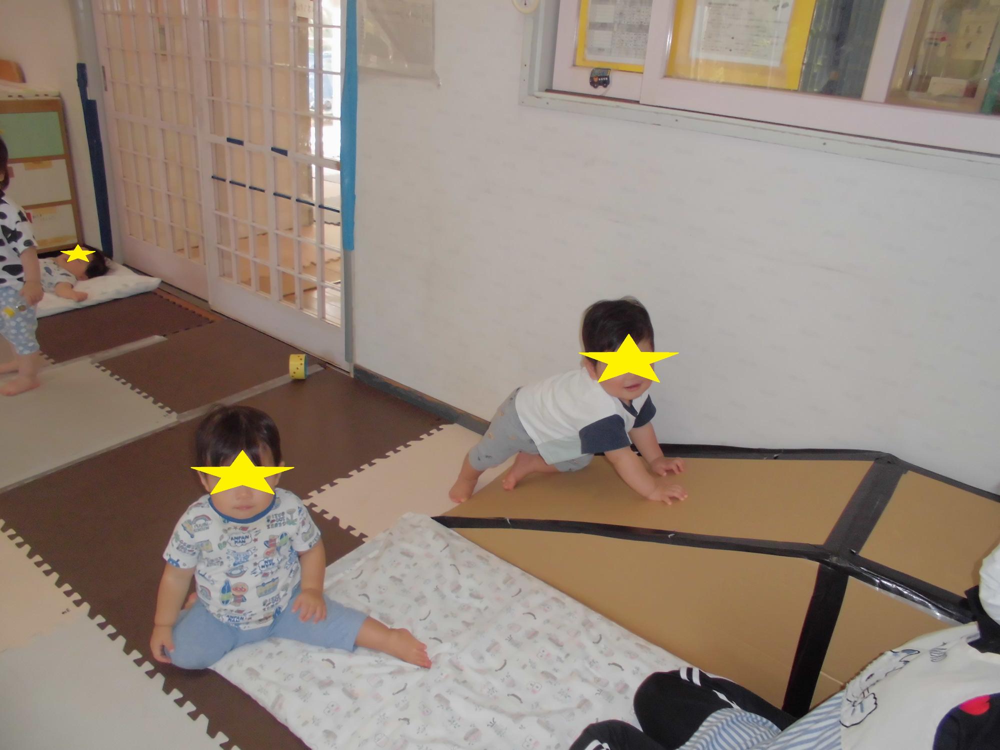 滑り台で斜面登りをする0歳児