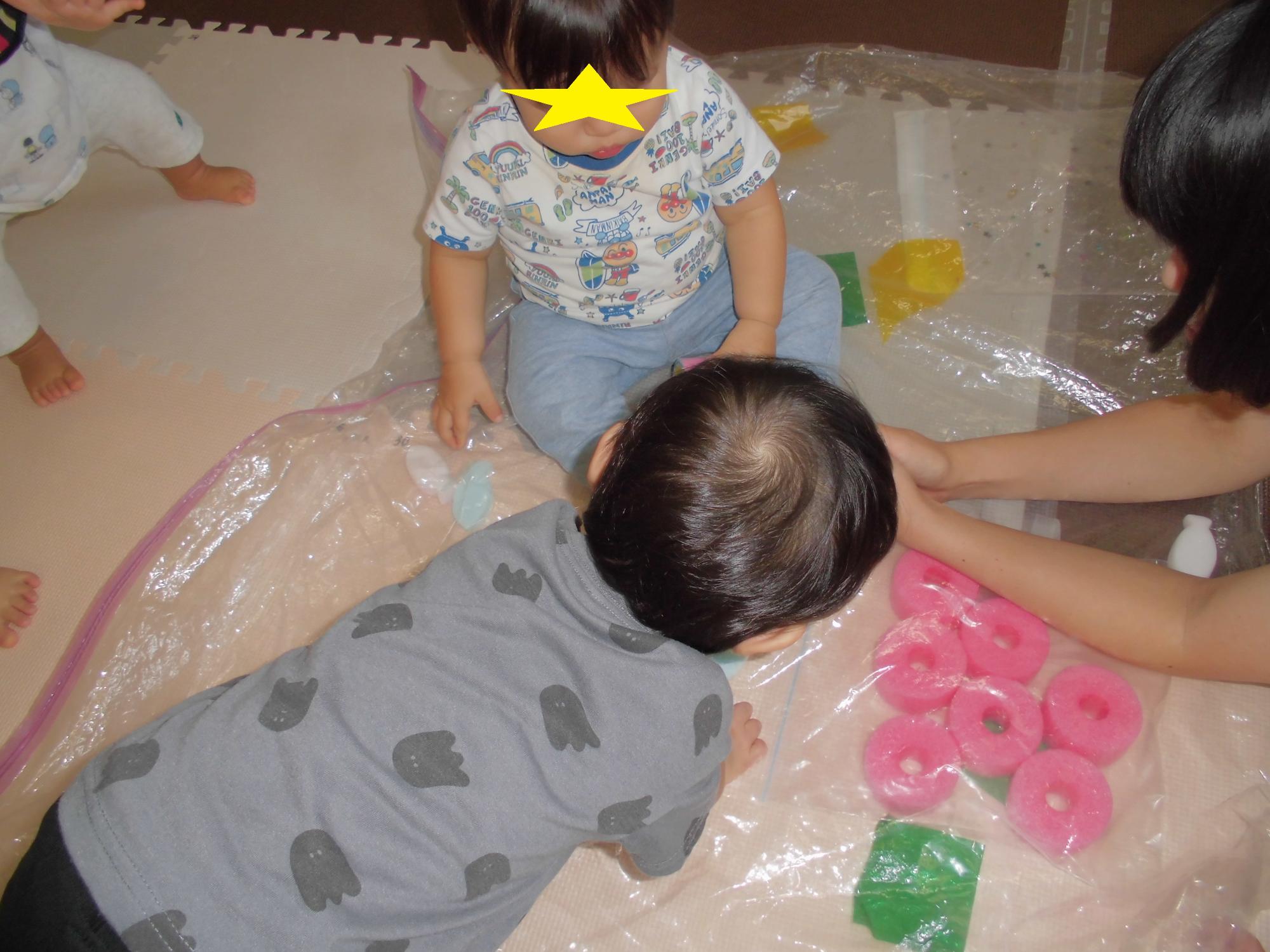 布団圧縮袋で作った感触遊び