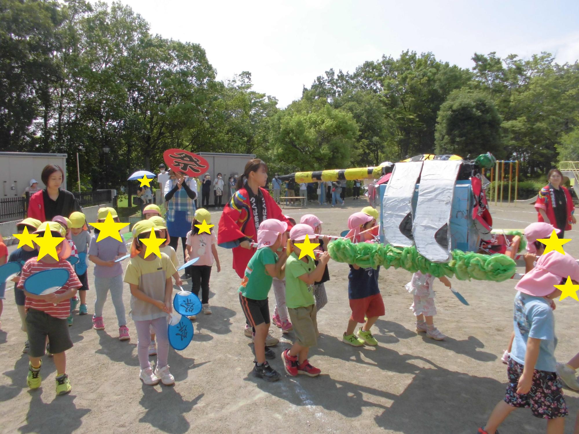 さくら組のお神輿は大きなオニヤンマと小さなてんとう虫たちのお神輿です。