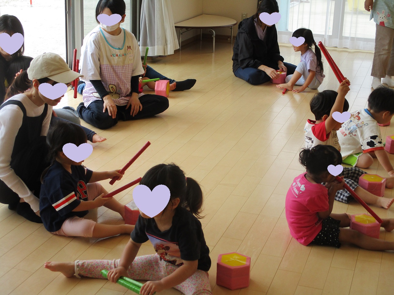 小さい子も真似して太鼓