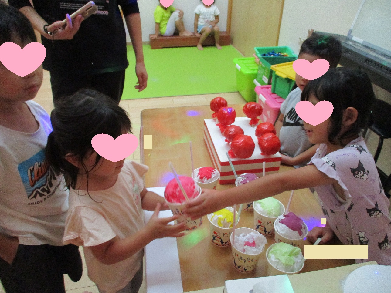 かき氷屋さんとりんご飴屋さん