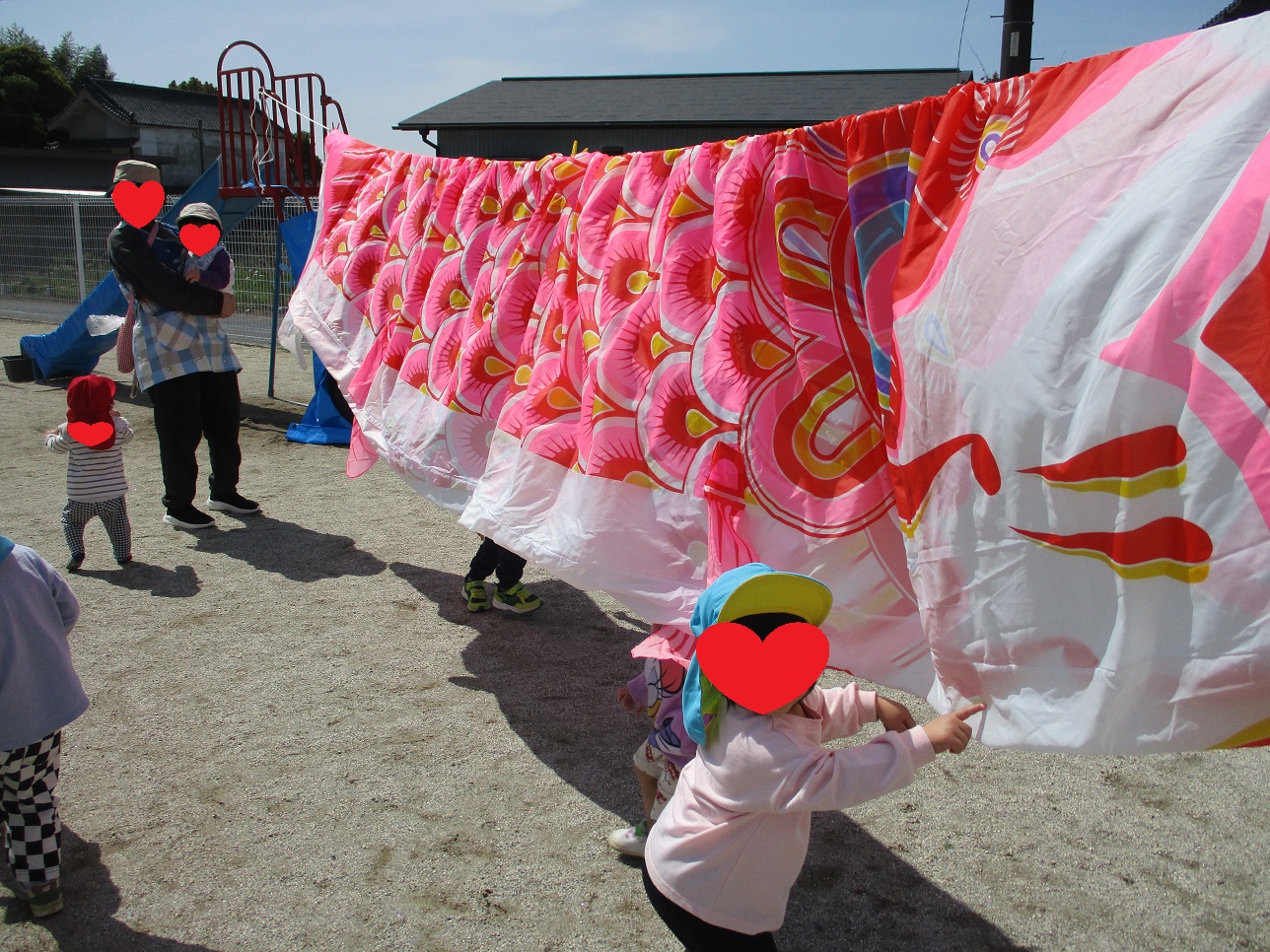 コイノボリに触る子どもたち