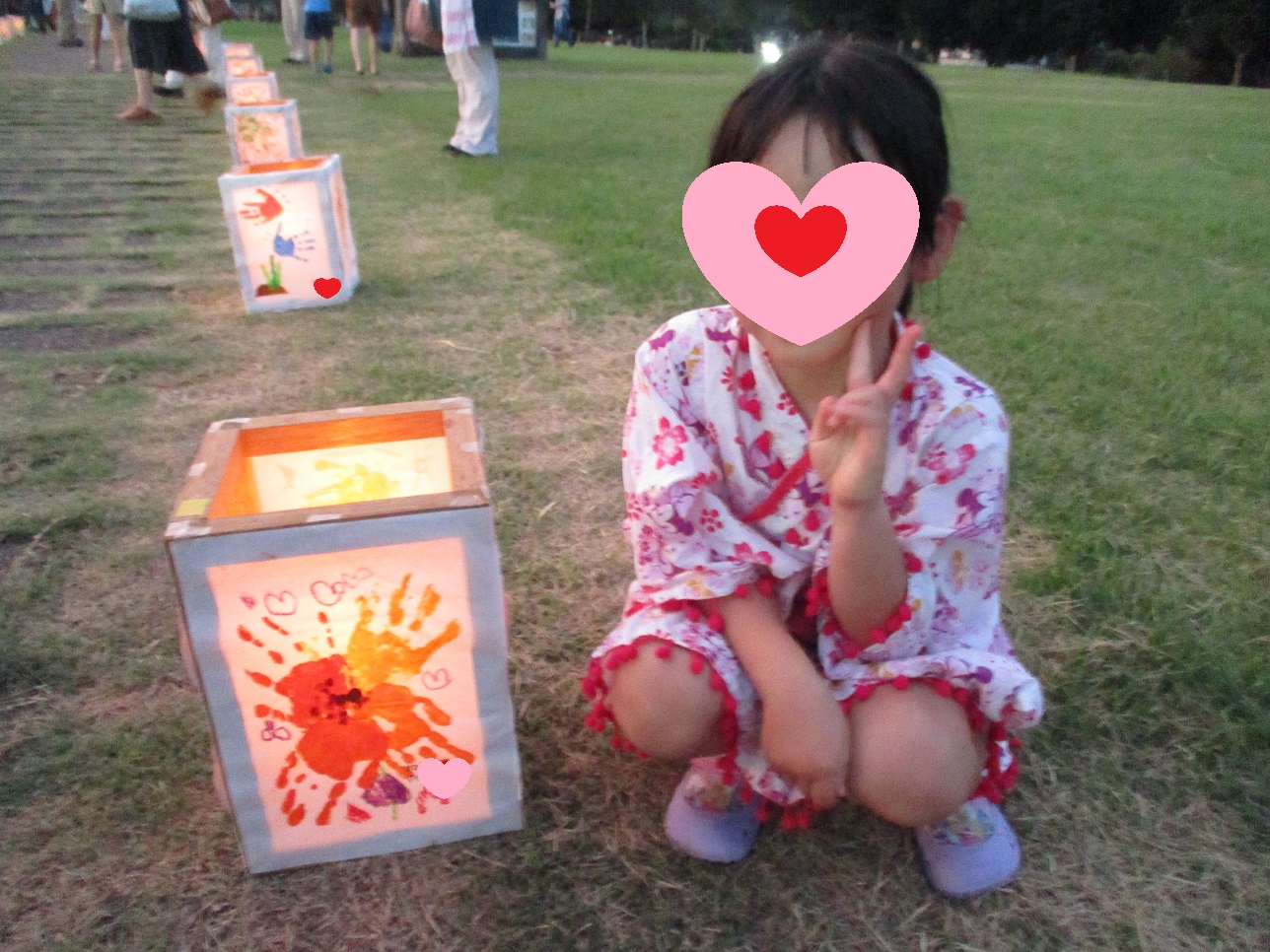 自分の万灯の前でポーズ